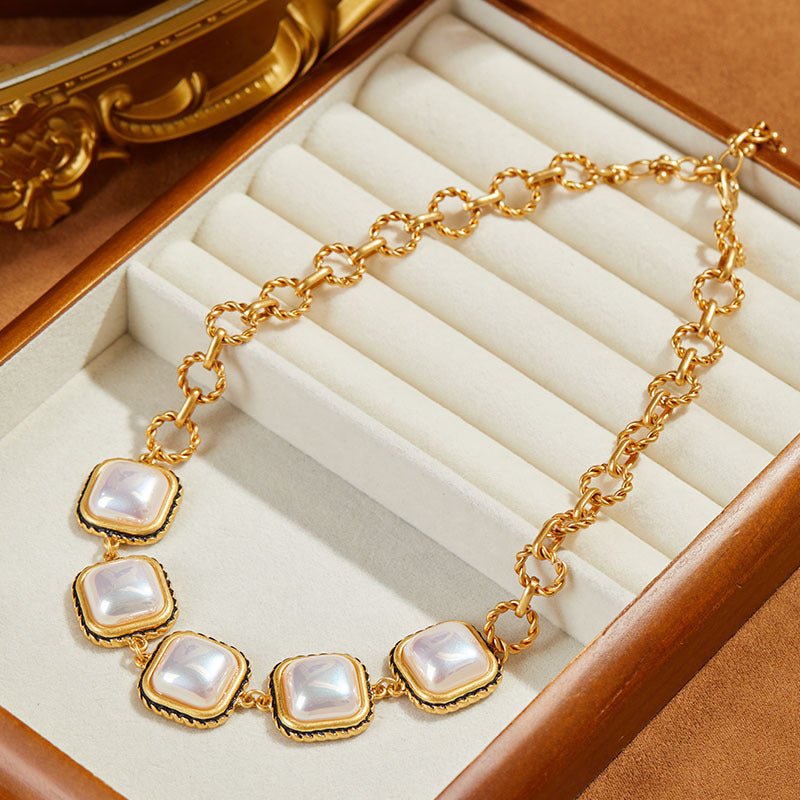 Vintage-Inspired Design Pearl Necklace