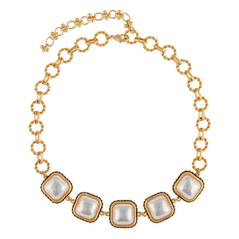 Vintage-Inspired Design Pearl Necklace