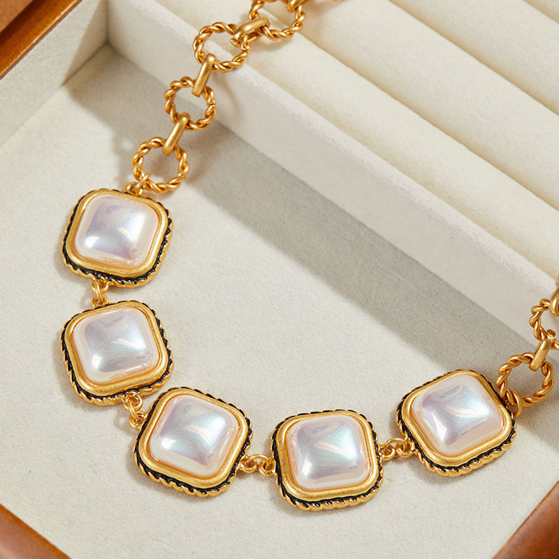 Vintage-Inspired Design Pearl Necklace